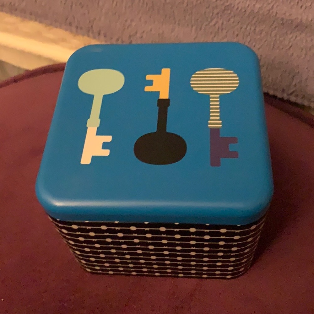 Free with Purchase Fossil Watch Case (empty box) Key design